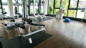 Fitness centrum a/nebo fitness zařízení v ubytování Dusit Grand Condo View