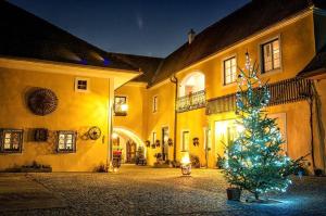a christmas tree in the courtyard of a building at Winzerhof Familie Bogner in Rohrendorf bei Krems