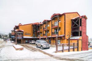 a building with a car parked in a parking lot at Der Steiermark in Breckenridge
