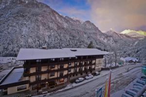 Nespecifikovaný výhled na hory nebo výhled na hory při pohledu z hotelu