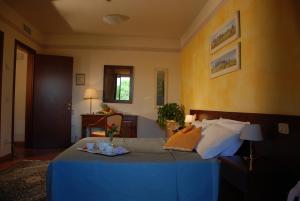 A bed or beds in a room at Hotel Borgo degli Olivi Még 37 kép
