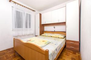 1 dormitorio con cama y espejo grande en Apartment Vojka, en Basina