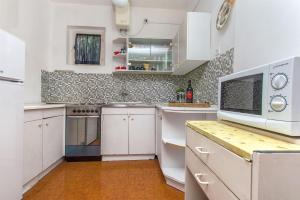 Kuchyň nebo kuchyňský kout v ubytování Apartment Ana