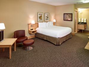 Tempat tidur dalam kamar di LivINN Hotel Minneapolis North / Fridley