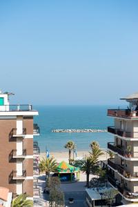 ポルト・サン・ジョルジョにあるHotel Gabbianoの建物から海岸の景色を望めます。