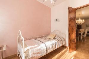 A bed or beds in a room at CASA DELL'ARTISTA