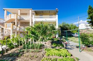 ein Haus mit Garten davor in der Unterkunft Apartment Marija Durdica in Lopar