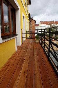 Balkón alebo terasa v ubytovaní Apartments & Suites Žlutá Hruška