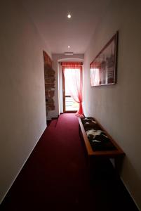 Televízia a/alebo spoločenská miestnosť v ubytovaní Apartments & Suites Žlutá Hruška