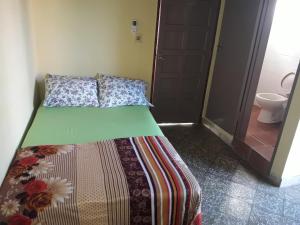 Vuode tai vuoteita majoituspaikassa Nueva Alborada Lodging House