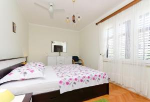 Apartment Neda في بونات: غرفة نوم بيضاء بها سرير ونافذة