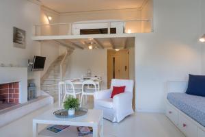 un piccolo appartamento con soggiorno e soppalco di BmyGuest - Quinta do Lago Mezzanine Apartment a Almancil
