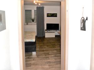een open deur naar een kamer met een woonkamer bij Ferienwohnung Anke - Apartment 3b in Heinsberg