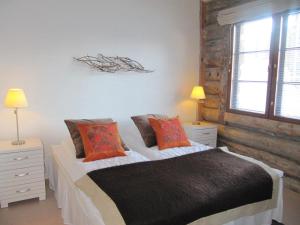 Кровать или кровати в номере Lapin Kutsu Log Cabins