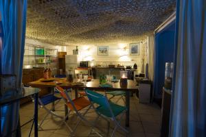 a kitchen with a table and chairs in a room at Chambres d'Hôtes Villa Aquitaine in Bretagne-de-Marsan