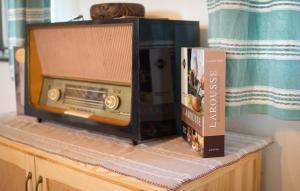an old television and a box on a table at Édenkert Vendégházak in Pécsvárad