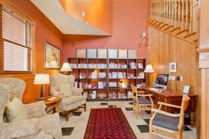 Ruang duduk di The Bradley Boulder Inn