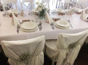 ソブトカにあるVilla Sobótkaの白いテーブル(椅子付)、白い皿、ナプキン