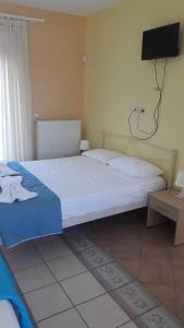 A bed or beds in a room at Olympic View Guesthouse