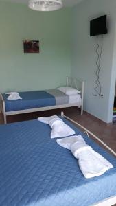 Säng eller sängar i ett rum på Olympic View Guesthouse