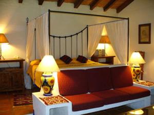 Un pat sau paturi într-o cameră la Hacienda Mariposas