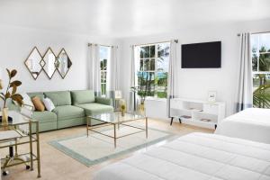a living room with a green couch and a table at Beach Park Hotel in Miami Beach