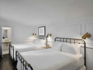Llit o llits en una habitació de Life Hotel New York 125 fotos més