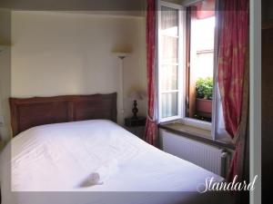 Postel nebo postele na pokoji v ubytování Logis Le Relais Champenois