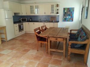 een keuken met een houten tafel en een aantal stoelen bij Casa Emma in Valle Gran Rey
