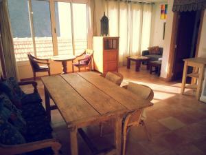 een woonkamer met een houten tafel en stoelen bij Casa Emma in Valle Gran Rey