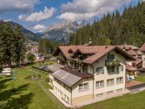 una vista aerea di una casa in montagna di Hotel Villa Rosella Park & Wellness a Canazei