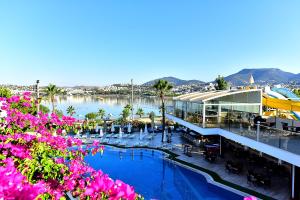 Blick auf ein Resort mit rosa Blumen in der Unterkunft Tropicana Beach in Gümbet