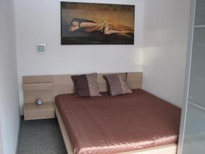タウプリッツにあるTauplitz - Kulmhofの壁画が飾られた部屋のベッド1台