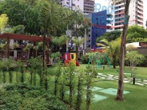 un parque con árboles y un parque infantil en una ciudad en Flats Futuro Prince Prime, en Recife