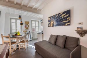 a living room with a couch and a table at Sweet Tuscany Appartamento Gold in Arezzo