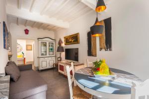 a living room with a table and a couch at Sweet Tuscany Appartamento Gold in Arezzo