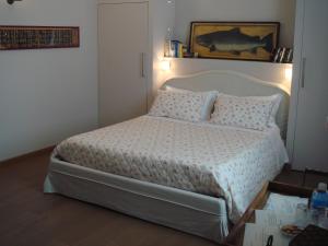 サン・マロにあるB&B メゾン アンジェリュのベッドルーム(ピンクの枕が付く大きな白いベッド付)