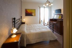 1 dormitorio con 1 cama, vestidor y TV en I Frutteti "affitta camere", en Lido di Camaiore