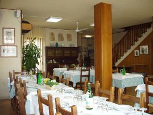 Een restaurant of ander eetgelegenheid bij Albergo Ristorante Taverna dalla "Lisina"