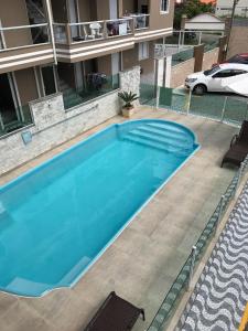 a swimming pool in the middle of a building at Residencial Flat Debora in Florianópolis