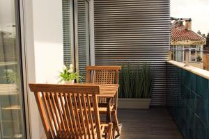 een balkon met 2 stoelen en een tafel bij Apartamento da Lapa in Porto
