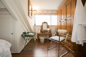 a bedroom with a dressing table and a mirror at Southford House (Room Only) in Dartmouth