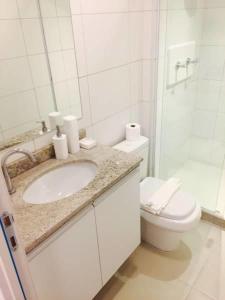 Baño blanco con lavabo y aseo en Flats Rosarinho Prince Prime, en Recife