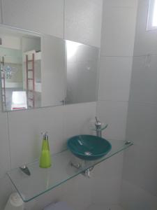 Um banheiro em Galinha d'Angola