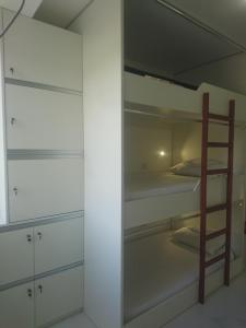 Uma ou mais camas em beliche em um quarto em Galinha d'Angola