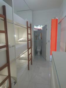Uma ou mais camas em beliche em um quarto em Galinha d'Angola