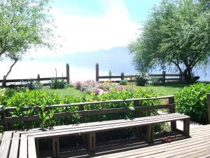 普孔Cabañas Regina的花卉园旁的木凳