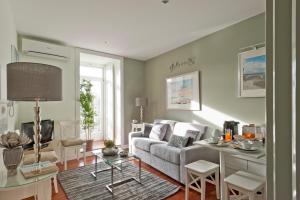 uma sala de estar com um sofá e uma mesa em Lisbon Colours Bairro Alto Apartments em Lisboa