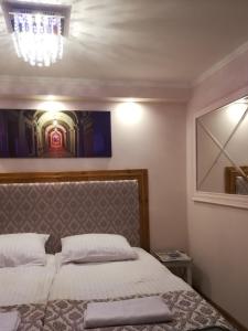 una camera da letto con un letto e un lampadario di Apartament Akademicka a Zamość