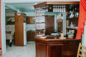 una cucina con bancone in legno in una camera di Casa de Férias Kaspary a Gramado